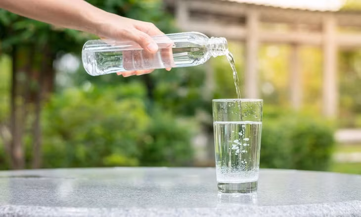 Bạn nên uống vừa đủ nước để tránh các tác hại tiêu cực cho cơ thể. Ảnh: CNN