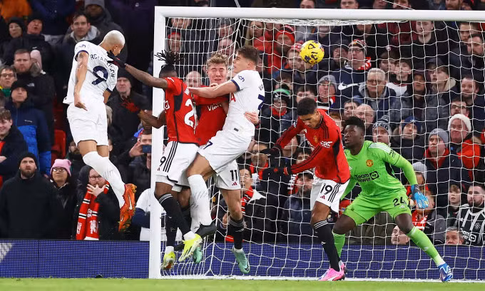 Tiền đạo Richarlison (trái) đánh đầu gỡ hòa cho Tottenham trước Man Utd trên sân Old Trafford, thành phố Manchester, vòng 21 Ngoại hạng Anh tối 14/1/2024. Ảnh: Reuters