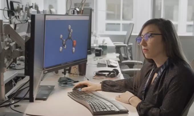 Nhà khoa học của Microsoft đang làm việc cùng mô hình điện toán hiệu suất cao kết hợp trí tuệ nhân tạo AQE. Ảnh: Microsoft