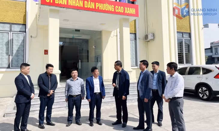 Đồng chí Vũ Văn Diện, Phó Chủ tịch Thường trực UBND tỉnh nắm bắt vướng mắc liên quan đến Dự án đầu tư xây dựng, kinh doanh hạ tầng khu đô thị mới Cao Xanh - Hà Khánh C (phường Cao Xanh).