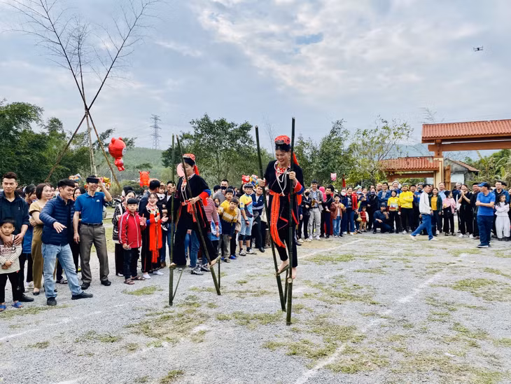 Tại Hội làng, các phần thi thể thao truyền thống, trò chơi dân gian diễn ra vui vẻ, tạo không khí rộn ràng cho ngày hội.