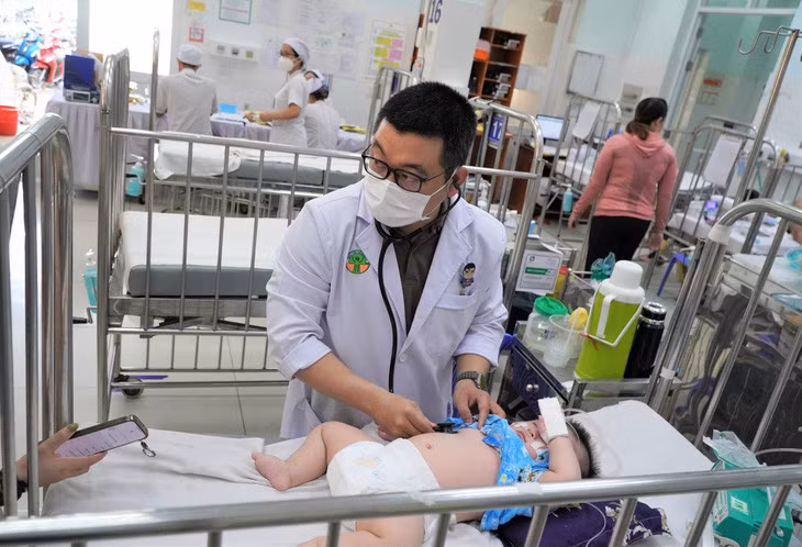 Trẻ mắc các bệnh về hô hấp có xu hướng tăng thời gian gần đây tại Bệnh viện Nhi đồng 2 - Ảnh: THU HIẾN