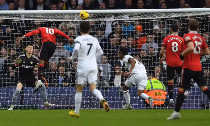 Rashford (số 10) đánh đầu ghi bàn mở tỷ số cho Man Utd trước Leeds trên sân Elland Road, hạt West Yorkshire, ở vòng 23 Ngoại hạng Anh hôm 12/2/2023. Ảnh: REX