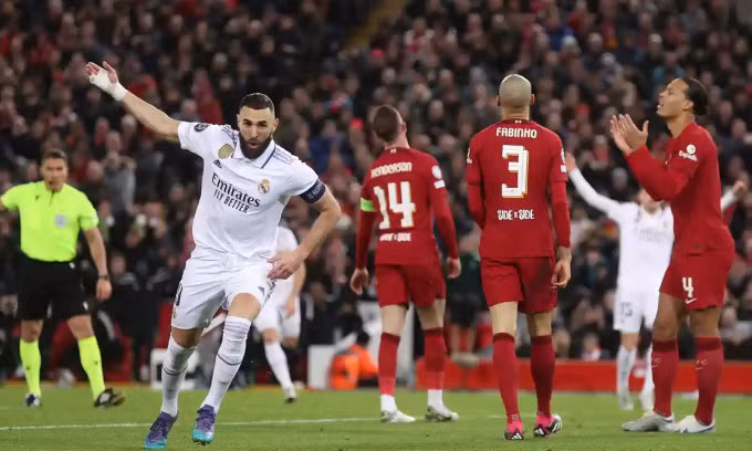 Benzema mừng bàn thứ năm cho Real trên sân Anfield. Ảnh: Shutterstock