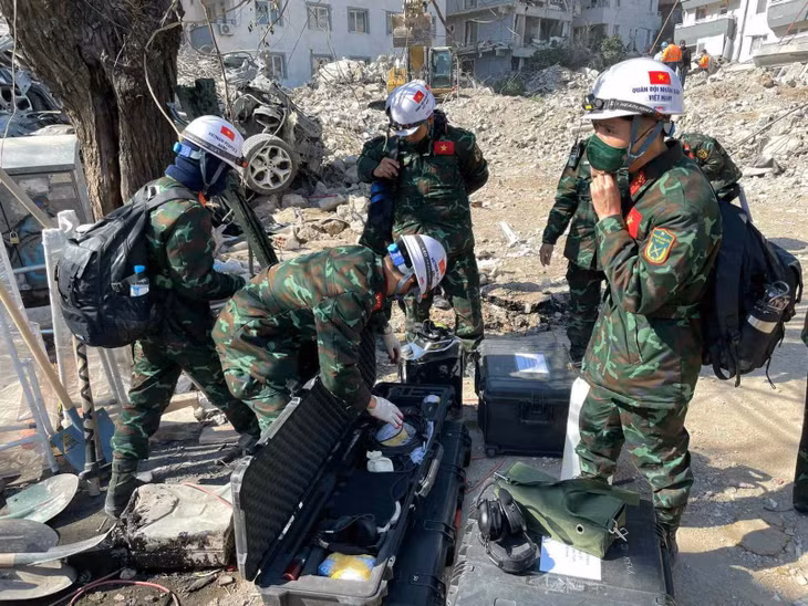 Lực lượng cứu hộ, cứu nạn Quân đội nhân dân Việt Nam triển khai hoạt động tìm kiếm, cứu trợ các nạn nhân trong trận động đất tại tỉnh Hatay, Thổ Nhĩ Kỳ. Ảnh: Văn Hiếu/TTXVN phát