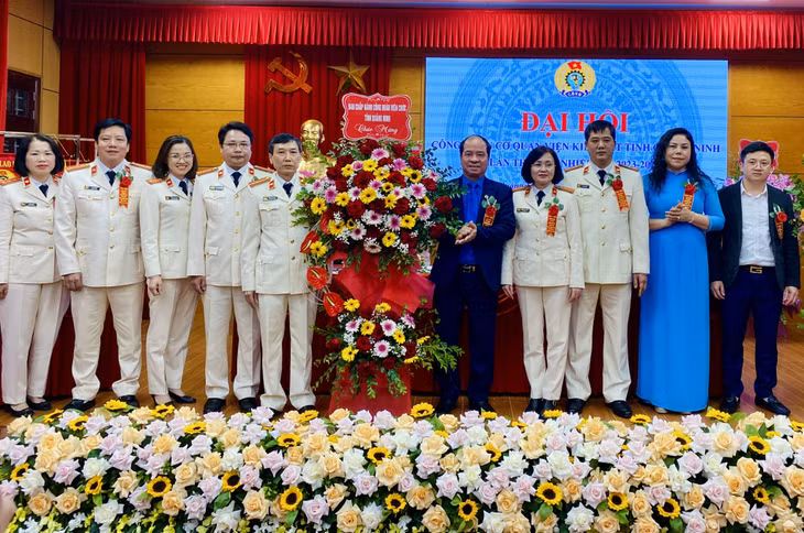 Đại diện Ban chấp hành Công đoàn viên chức tỉnh tặng hoa chúc mừng Ban chấp hành Công đoàn cơ quan VKSND tỉnh nhiệm kỳ 2023-2028 ra mắt tại Đại hội.