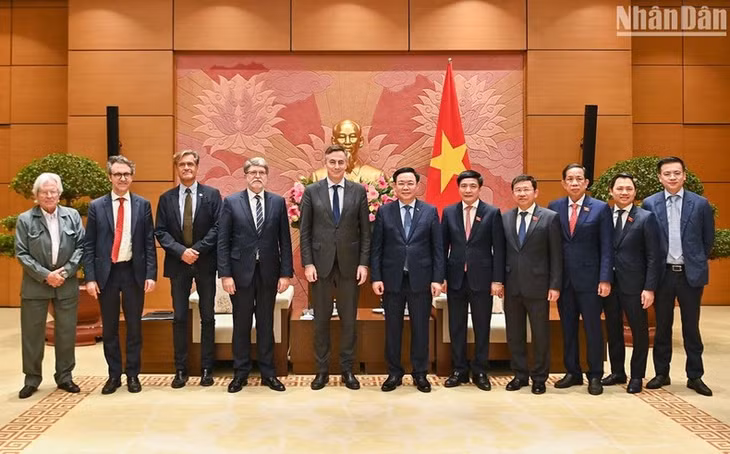 Chủ tịch Quốc hội Vương Đình Huệ và Chủ tịch Ủy ban Đối ngoại của Nghị viện châu Âu David McAllister cùng các đại biểu tại buổi tiếp. (Ảnh: DUY LINH)