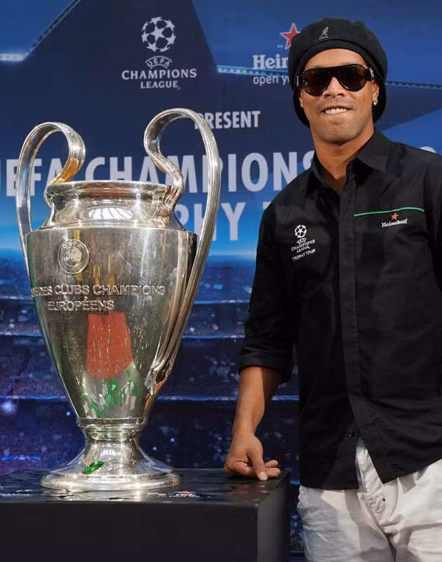Ronaldinho sẽ quay trở lại thi đấu.