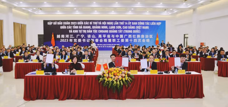 Lãnh đạo các địa phương thực hiện nghi thức kí kết Bản ghi nhớ hợp tác hữu nghị giữa Tỉnh ủy các tỉnh Cao Bằng, Quảng Ninh, Lạng Sơn, Hà Giang (Việt Nam) và Khu ủy Khu tự trị dân tộc Choang Quảng Tây (Trung Quốc) (2-2023). Ảnh Nguyễn Thanh