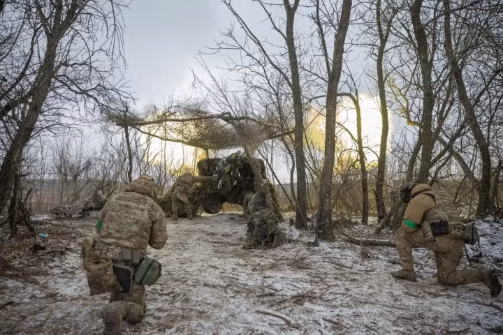 Binh sĩ Ukraine khai hỏa lựu pháo 2A65 Msta-B cỡ nòng 152mm ở Bakhmut. (Ảnh: Reuters)