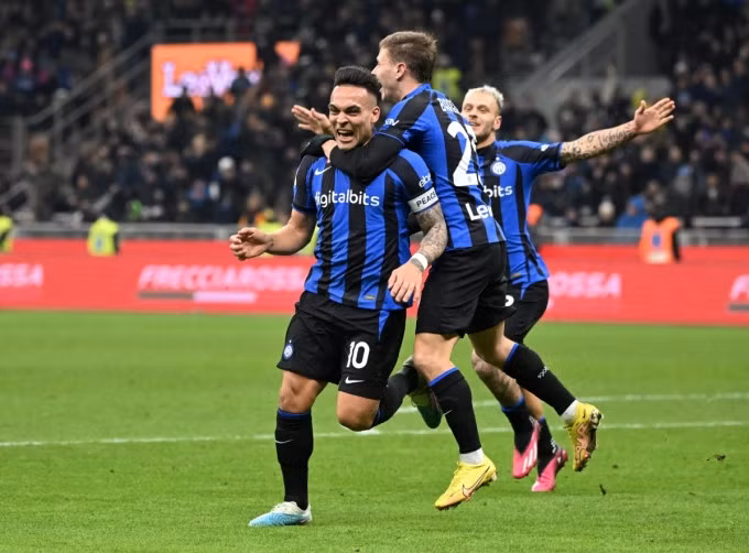 Lautaro (số 10) mừng bàn thắng trong trận derby Milan tối 5/2. Ảnh: Reuters