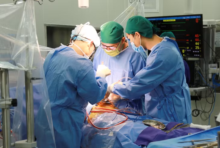 Phẫu thuật thay van 2 lá cơ học cho bệnh nhân Nguyễn Thị S. (56 tuổi, phường Hải Hòa, TP Móng Cái) tại Bệnh viện Đa khoa tỉnh.