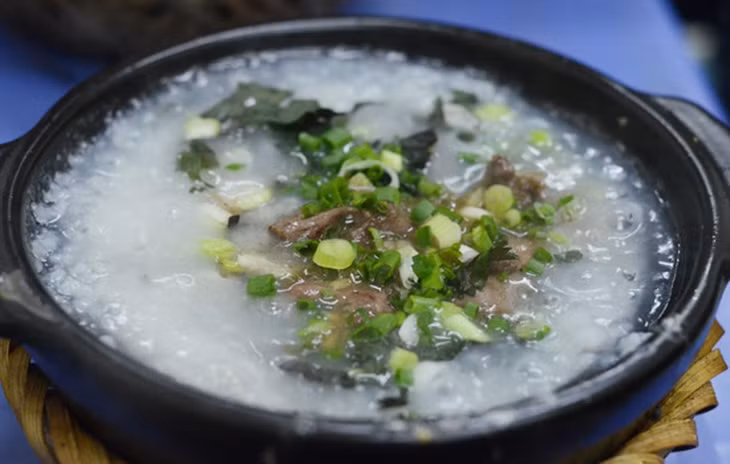 Nên ăn cháo tía tô nóng để giải cảm.