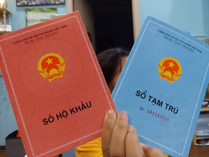 Thủ tướng yêu cầu không bắt người dân trình sổ hộ khẩu, sổ tạm trú giấy khi giải quyết thủ tục hành chính.
