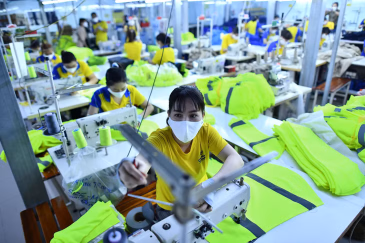 Công nhân ngành may mặc mong có nhiều việc để tăng thu nhập.