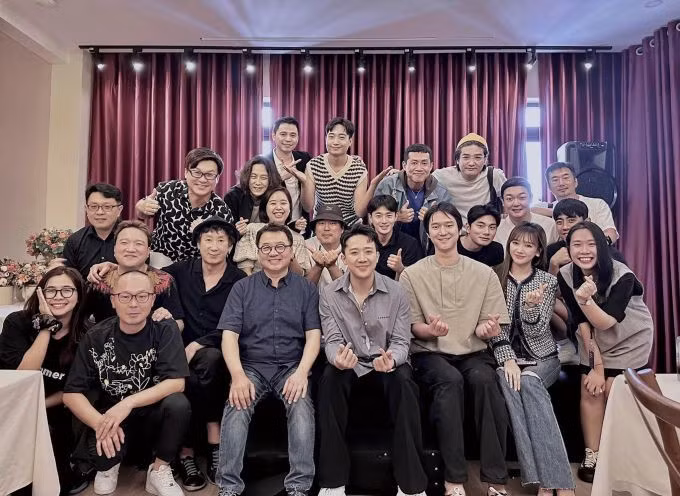 Tài tử Hàn Go Kyung Pyo (thứ ba từ phải qua) cùng các đồng nghiệp đoàn phim "Bỗng dưng trúng số" gặp gỡ Trấn Thành (thứ tư từ phải qua) và Hari Won (thứ hai từ phải qua). Ảnh: Facebook Trấn Thành