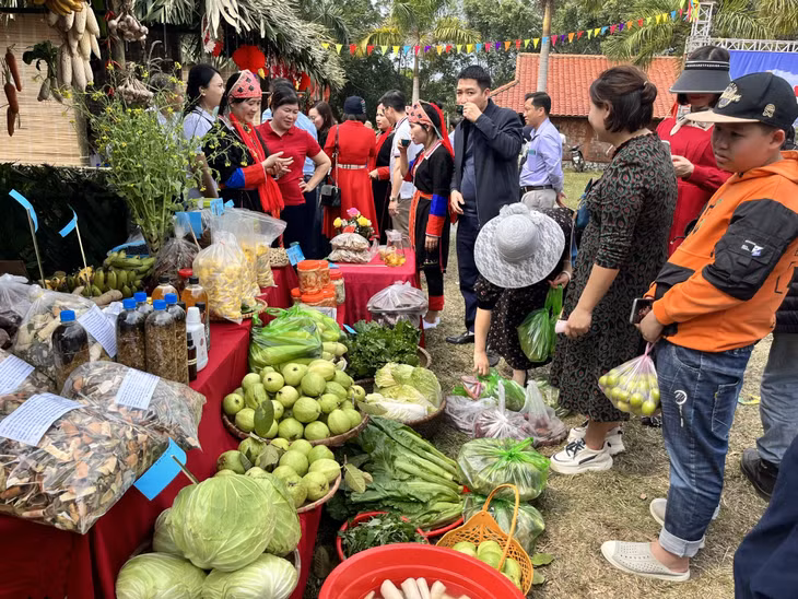 Những gian hàng bày bán sản phẩm "cây nhà, lá vườn" của người Dao Thanh Y xã Bằng Cả được nhiều du khách yêu thích.