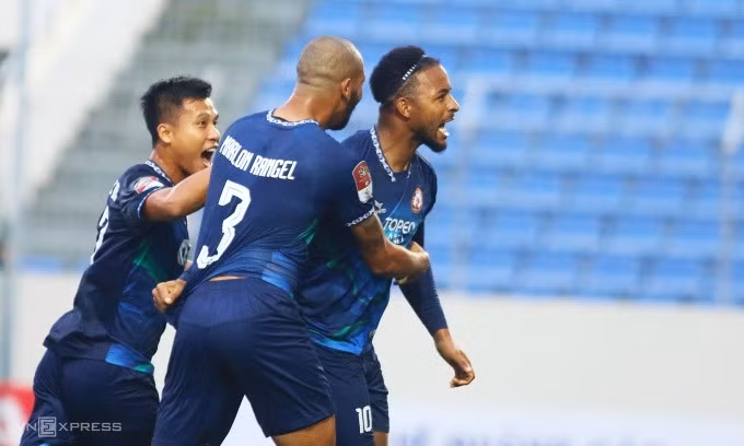 Rafaelson (số 10) lập cú đúp giúp Bình Định ngược dòng thắng Đà Nẵng 3-2 dù thiếu người từ phút 70. Ảnh: Định Đà