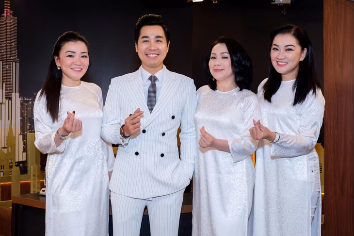 Host Nguyên Khang tin rằng, những hoạt động thiện nguyện của Minh Tú gieo duyên lành, phần nào tiếp thêm niềm tin, sức mạnh cho con trai cô vượt qua giai đoạn hiểm nghèo.