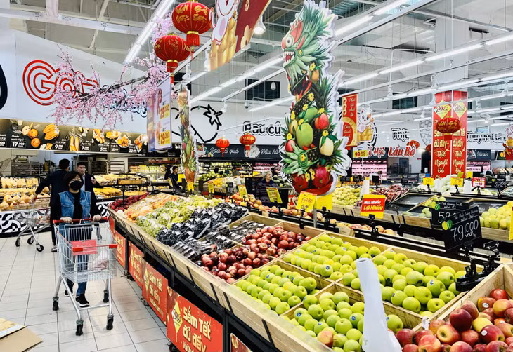 Các loại hàng hóa tại chợ, siêu thị,... phục vụ thị trường ngày Rằm tháng Giêng rất phong phú, đa đạng với chất lượng, mẫu mã đẹp đáp ứng được nhu cầu mua sắm của người dân.