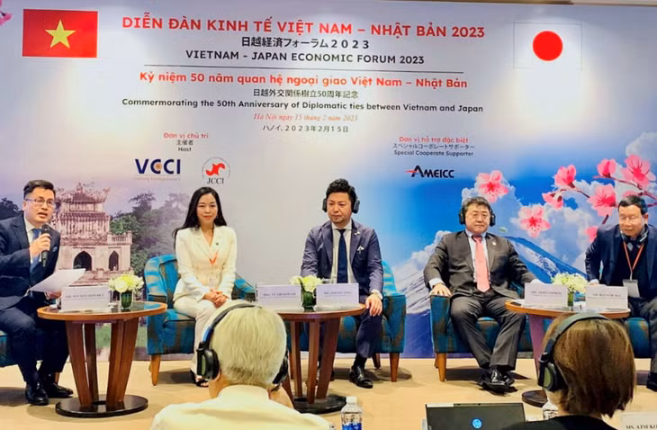 Đại diện IPA tỉnh (thứ 2, trái sang) giới thiệu đến các đại biểu, doanh nghiệp tham dự Diễn đàn Kinh tế Việt Nam - Nhật Bản về tiềm năng thế mạnh, định hướng thu hút đầu tư của Quảng Ninh.