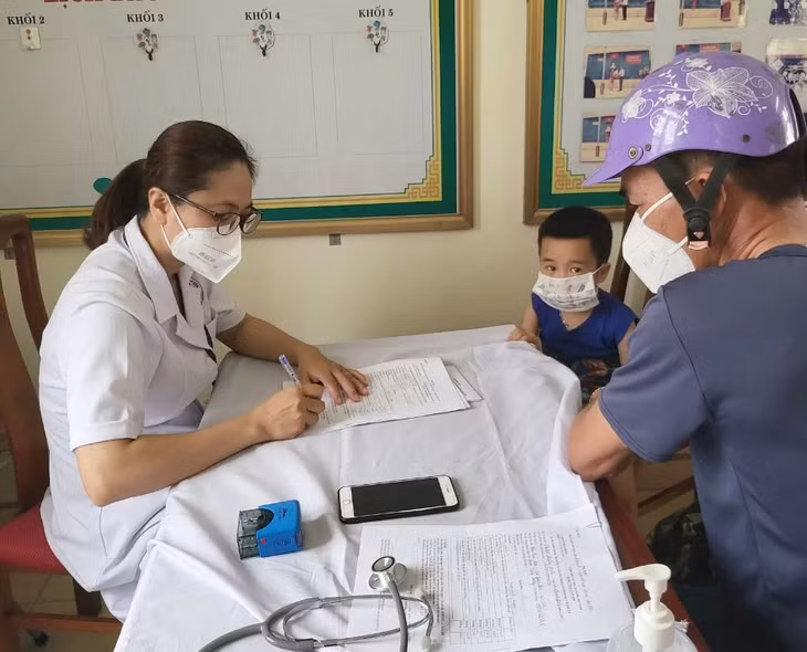 Bác sĩ Nguyễn Thị Phương Thảo (Trung tâm Y tế huyện Vân Đồn) tư vấn, khám sàng lọc tiêm vắc xin cho trẻ.