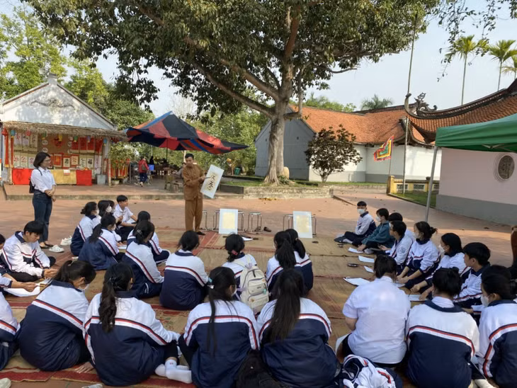 Hướng dẫn viết thư pháp cho các em học sinh tại khuôn viên đền Trần Hưng Đạo - miếu Vua Bà (khu di tích Bạch Đằng).