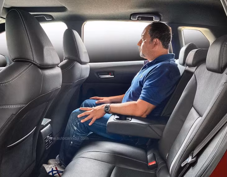 Chiều dài cơ sở của Toyota Corolla Cross có thể tăng thêm khoảng 150mm, tương tự như sự khác biệt giữa Creta và Alcazar. Ghế sau có thể gập được, tương tự Innova, để tăng thêm không gian - Ảnh: Autocar India