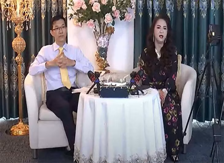 Tiến sĩ luật Đặng Anh Quân và bà Nguyễn Phương Hằng trong một buổi livestream.