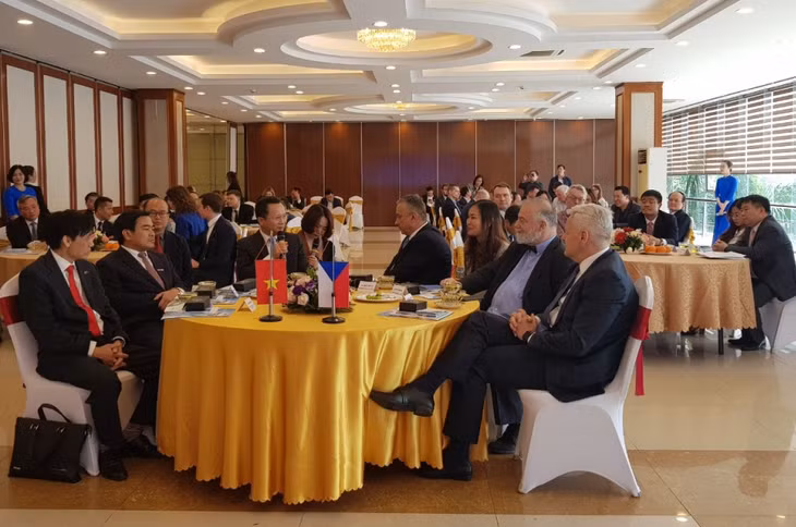 Bộ trưởng Bộ Công thương, Cộng hoà Séc cùng Đoàn công tác gặp mặt đại diện các sở, ban, ngành liên quan của tỉnh.