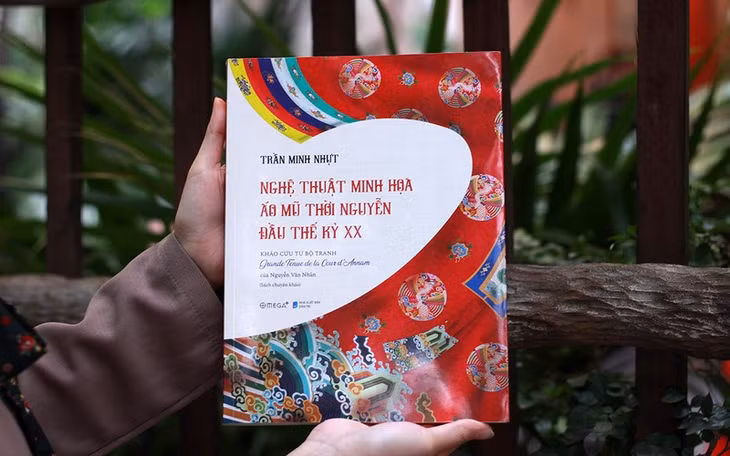 Cuốn sách “Nghệ thuật minh họa áo mũ thời Nguyễn đầu thế kỷ XX”. (Ảnh: Omega+)