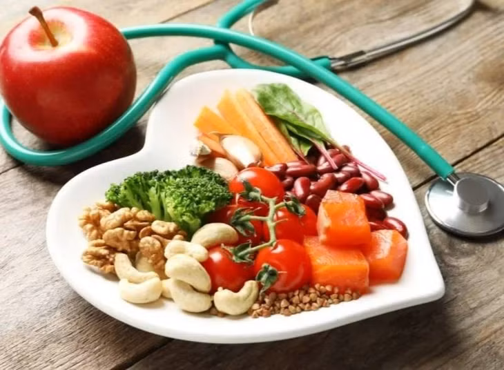 Hạn chế ăn thực phẩm chứa nhiều muối sẽ giúp bạn kiểm soát được huyết áp cao. Ảnh: Shutterstock.