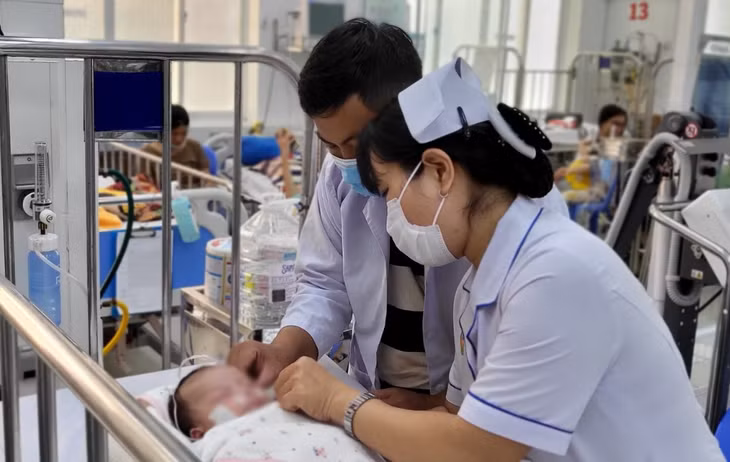 Trẻ nhỏ mắc bệnh đường hô hấp tại TP.HCM. Ảnh: GL.