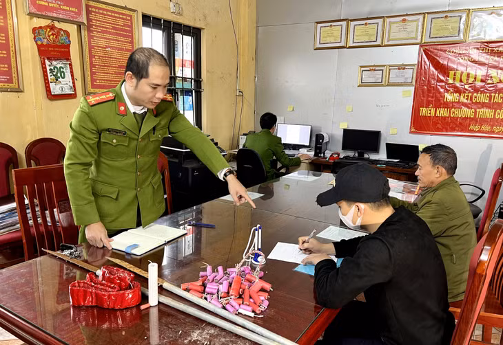 Công an xã Hiệp Hòa (TX Quảng Yên) tiếp nhận pháo và vũ khí tự chế do công dân giao nộp, dịp trước Tết Nguyên đán 2023.