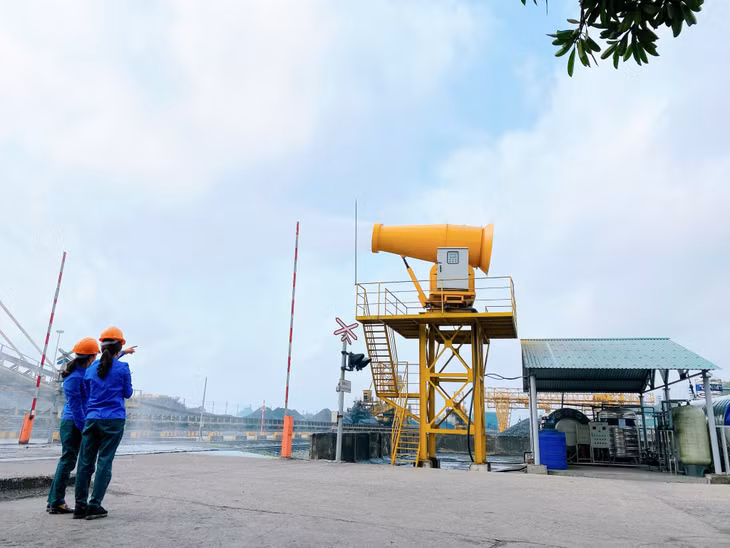 Hệ thống phun sương dập bụi cao áp tầm xa của Công ty Tuyển than Cửa Ông. Ảnh: Hạ An