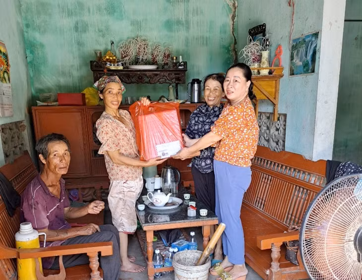 Cán bộ Hội LHPN xã Đài Xuyên trao quà hỗ trợ cho hộ hội viên Trần Thị Bài (thôn Voòng Tre).