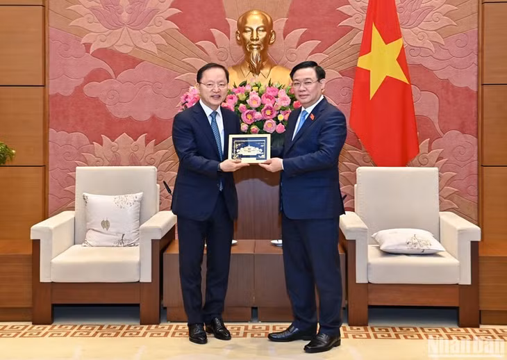 Chủ tịch Quốc hội Vương Đình Huệ tặng quà lưu niệm cho Tổng Giám đốc Tập đoàn Samsung Electronics Park Hark Kyu. (Ảnh: Duy Linh)