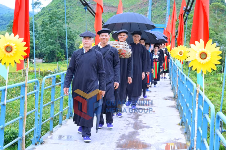 Tái hiện cảnh ăn hỏi trong lễ cưới truyền thống của người Sán Chay ở Ba Chẽ. Ảnh: Vũ Thành
