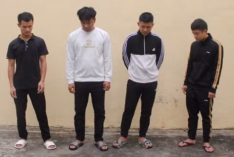 Nhóm thanh niên bắt giữ người trái pháp luật. Ảnh: Công an cung cấp.