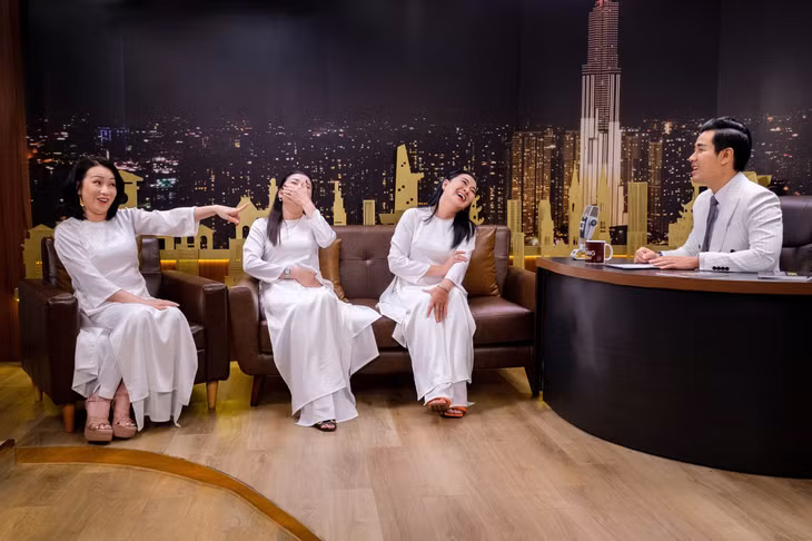 Tam ca Áo trắng giao lưu cùng MC Nguyên Khang.