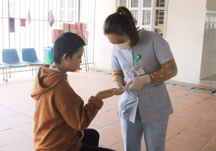 ... và chăm sóc, hỗ trợ bệnh nhân vệ sinh cá nhân từ cắt tóc, bấm móng tay...
