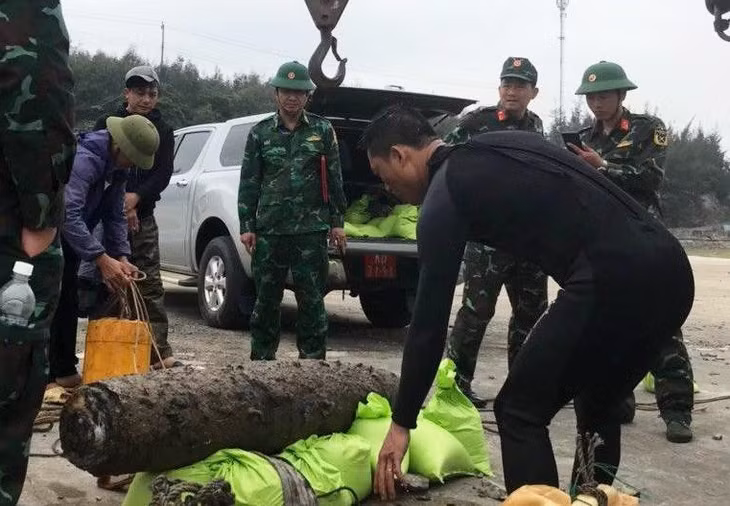 Quả bom sau khi được trục vớt lên bờ - Ảnh: Bộ đội Biên phòng Quảng Bình cung cấp