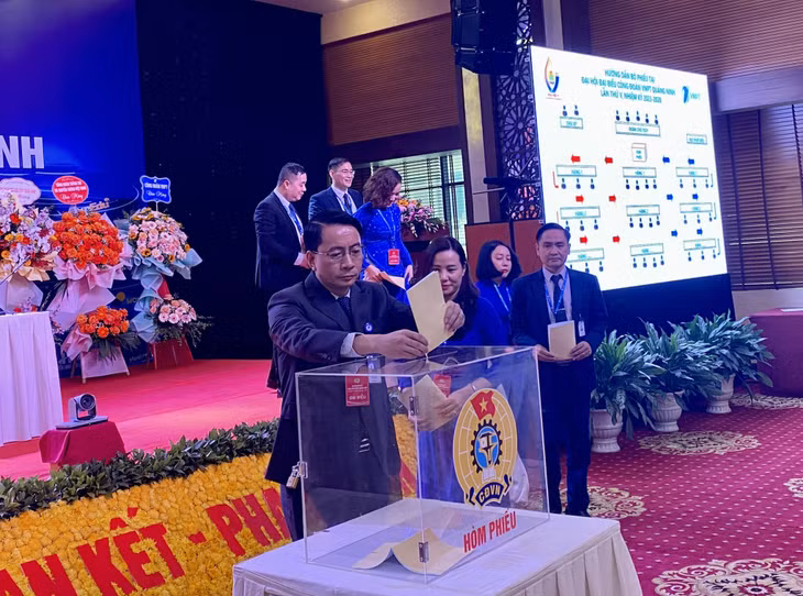 Các đại biểu bỏ phiếu bầu Ban Chấp hành Công đoàn VNPT Quảng Ninh nhiệm kỳ 2023-2028.