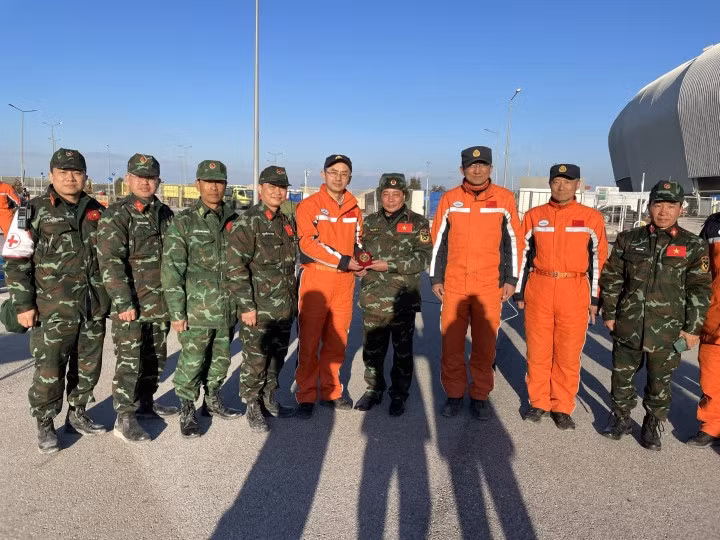 Thiếu tướng Phạm Văn Tỵ trao đổi, tặng quà lưu niệm cho Đội cứu hộ của Trung Quốc.