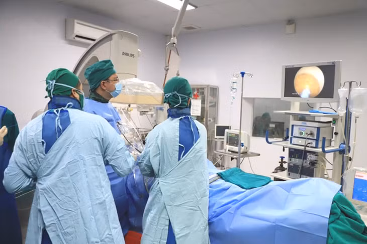 Bác sĩ Bệnh viện Bãi Cháy tiếp nhận thành công kỹ thuật tán sỏi đường mật qua da từ các bác sĩ Bệnh viện Đại học Y Hà Nội.
