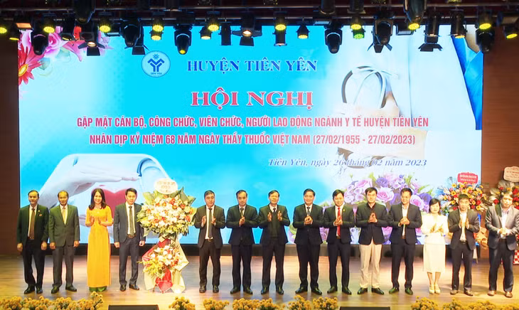 Lãnh đạo huyện Tiên Yên tặng hoa chúc mừng cán bộ, nhân viên ngành Y tế huyện