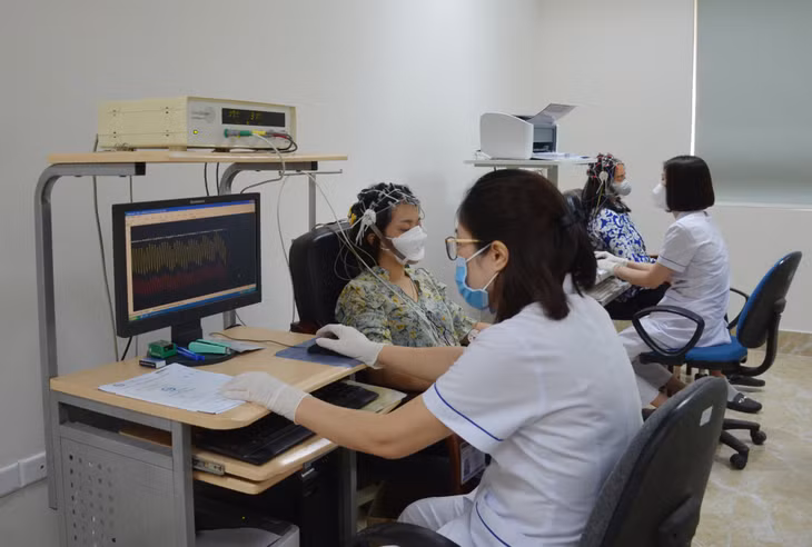 Đo lưu huyết não cho người bệnh tại Bệnh viện Bảo vệ SKTT Quảng Ninh.