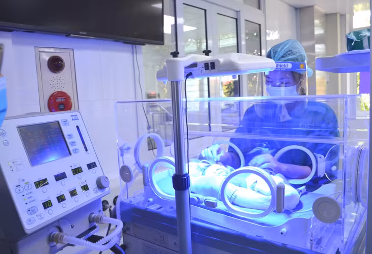 Chăm sóc trẻ sơ sinh tại Khoa Sơ sinh, Bệnh viện Sản Nhi Quảng Ninh.