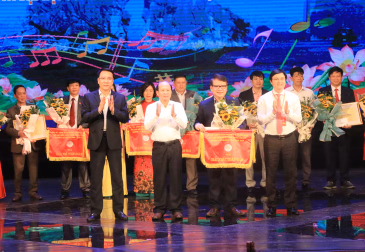 Đoàn nghệ thuật quần chúng Bệnh viện Đa khoa tỉnh Quảng Ninh đã xuất sắc giành giải nhất toàn đoàn tại hội diễn năm nay.