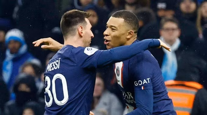 Messi (trái) và Mbappe ghi dấu giày ở cả ba bàn của PSG trên sân Velodrome hôm 27/2. Ảnh: L'Equipe.
